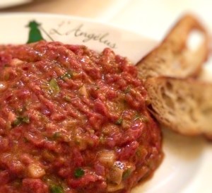 Tartare de boeuf au couteau «devant vous», frites Beef tartare seasoned to your likening, with fries 