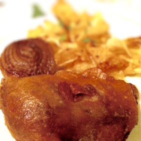 Confit de canard des Landes, chips maison façon sarladaise Duck confit with potato chips ‘sarladaise’ in goose fat 