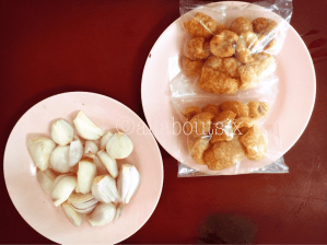 The side condiments of raw shallots and crispy pork lard are charged separately. 